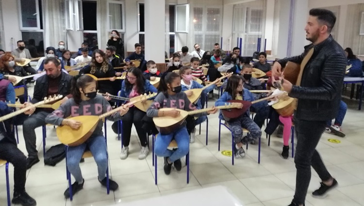 Bu İlçede Herkes Bağlama Çalmayı Öğreniyor
