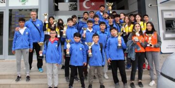 Kupa ve Madalyaları Başkan Şahiner’e Getirdiler