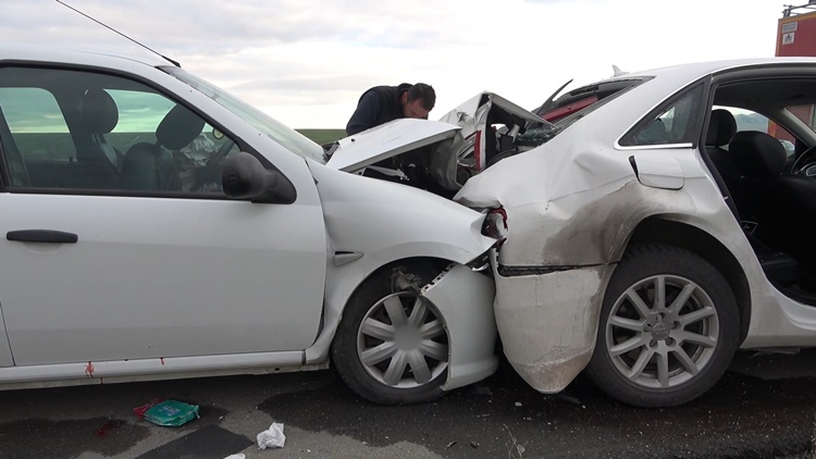 Çorum Yolunda Park Halindeki Otomobile Çarptı