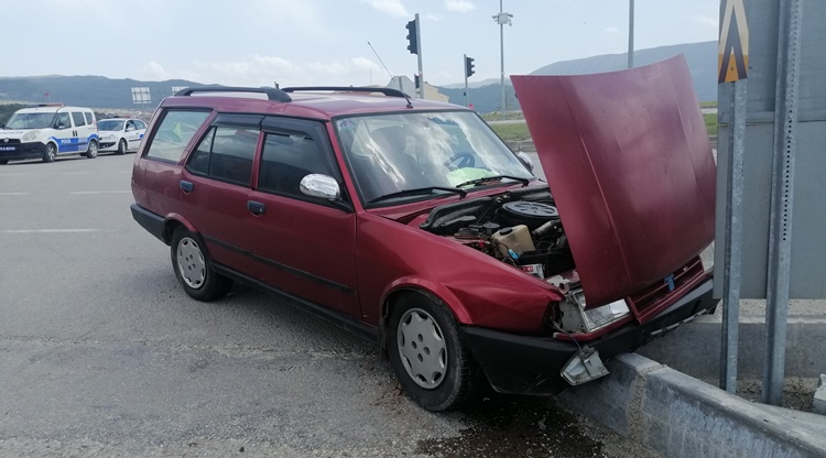 Hafif Ticari Araç ile Otomobil Çarpıştı: 1 Yaralı