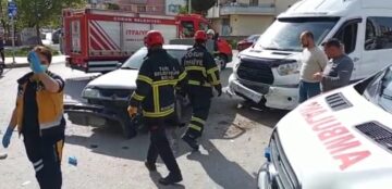 Minibüs ile Otomobil Çarpıştı: 2 Yaralı