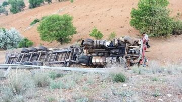 Tır Şarampole Devrildi: 1 Yaralı