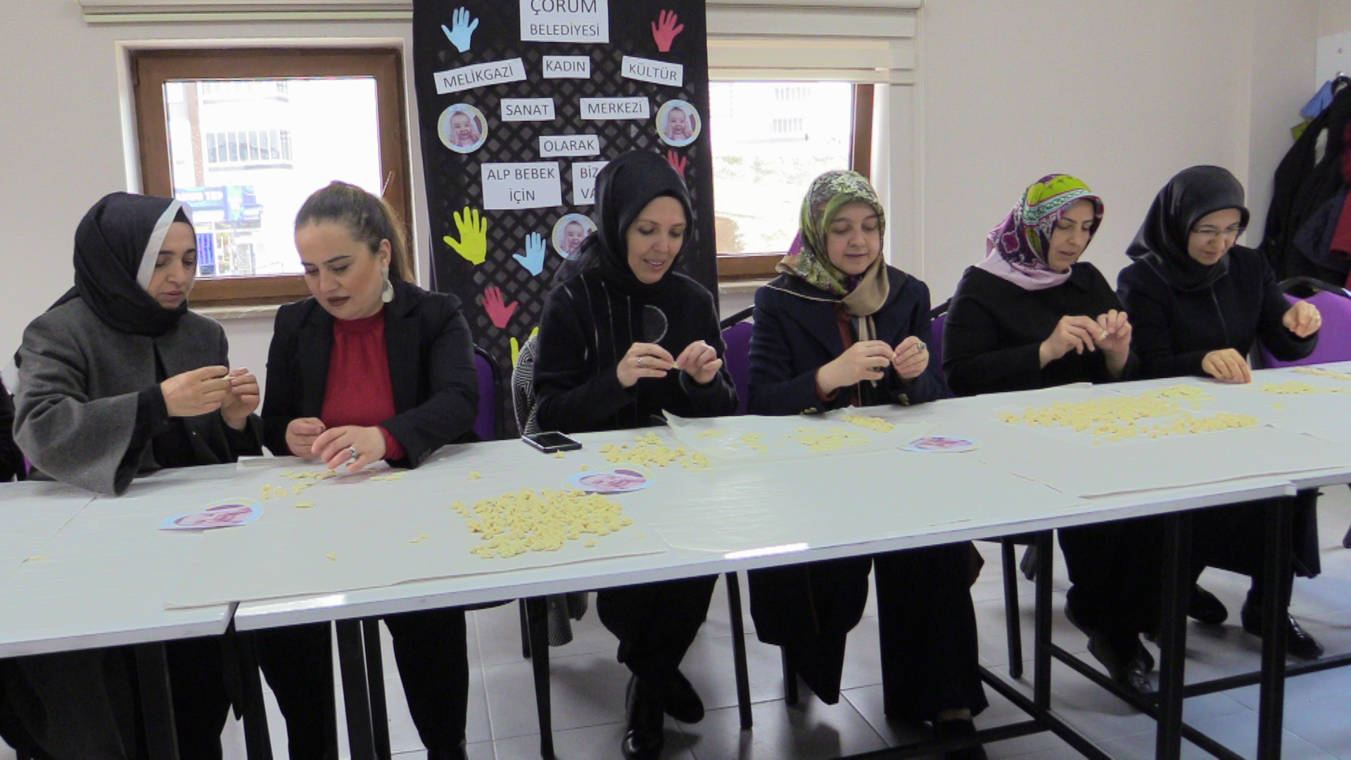 Alp Bebek İçin Mantı Büktüler