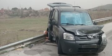 Bariyerlere Çarpan Araçta:  1 Kişi Öldü, 2 Kişi Yaralandı