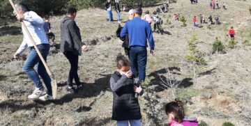 Öğrenciler Altınbaş Köyü’nde Fidan Dikti