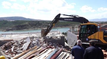 Belediye Yıkmaya Başladı