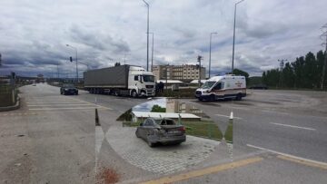 Tır, Otomobile Arkadan Çarptı: 2 Yaralı
