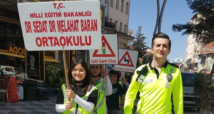 Çocuklar Trafik Güvenliğine Dikkat Çekmek İçin Yürüdü