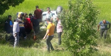 Hafif Ticari Araç Tarlaya Uçtu: 1 Ölü, 5 Yaralı