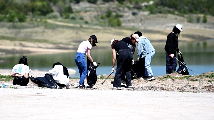 Öğrenciler, Çomar Barajının Etrafını Temizledi