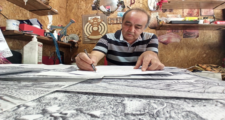 Zor Günlerini Çizdiği Resimlerle Atlattı