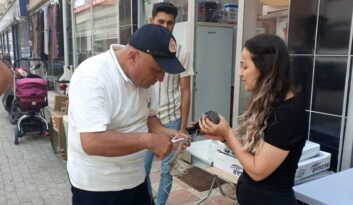 Sıkışan Yavru Kargayı İtfaiye Kurtardı