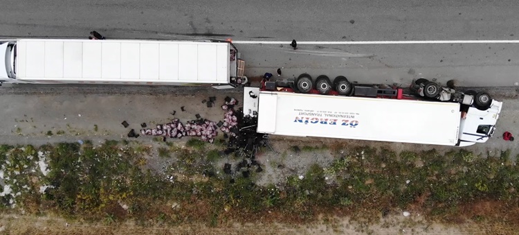 Rusya’ya Kiraz Taşıyan Tır Kaza Yaptı