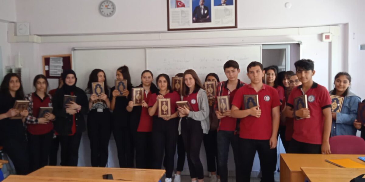 TÜGVA Liseli Gençlere Kur’an-ı Kerim Hediyesi