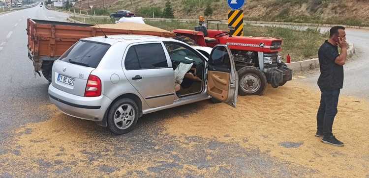 Buğday Yüklü Traktör Otomobille Çarpıştı: 1 Yaralı