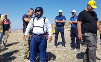 Ünlü, Yamaç Paraşütü Uçuşu Yaptı