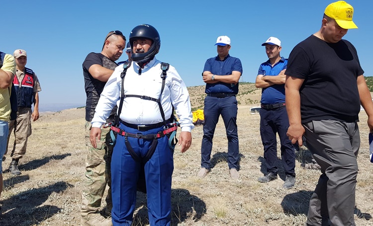 Ünlü, Yamaç Paraşütü Uçuşu Yaptı