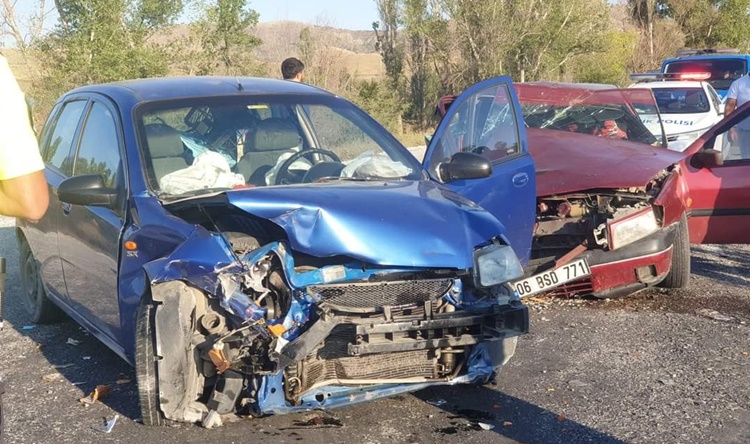 Sungurlu’da İki Otomobil Çarpıştı; 5 Yaralı
