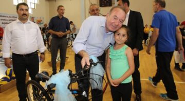 Başkan Şahiner, Çekişle 20 Bisiklet Dağıttı