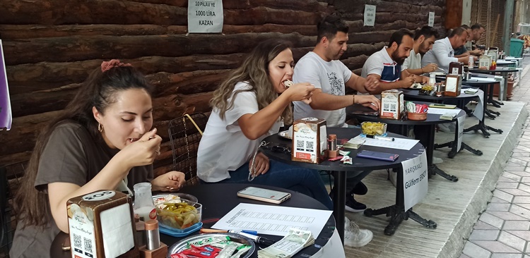 Pilav Yeme Yarışması Renkli Görüntülere Sahne Oldu
