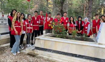 Genç Kızılay’dan Şehitlik Ziyareti