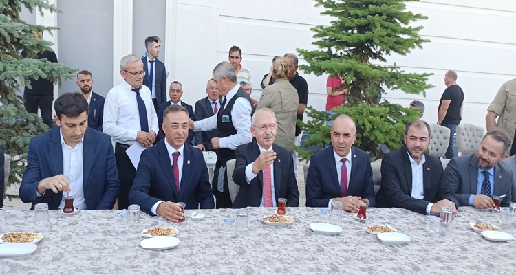 Kılıçdaroğlu, Çorum’da Çay Molası Verdi