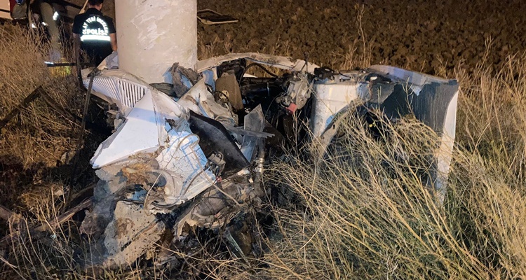 Otomobil Elektrik Direğine Çarptı :1’i Bebek 2 Ölü, 3 Yaralı