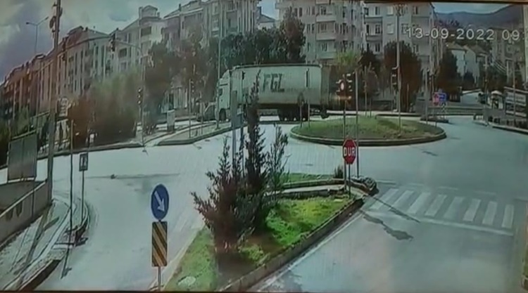 Otomobil ile Tır Çarpıştı, Kaza Anı Kameraya Yansıdı