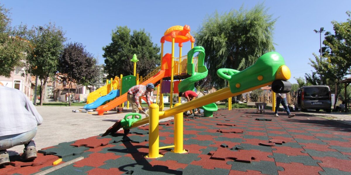 Belediye Şehir Genelinde Parkları Yeniliyor