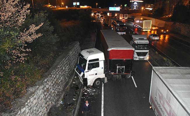 Tırlar Zincirleme Kaza Yaptı