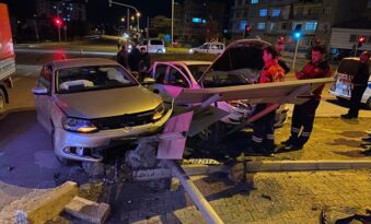 Kavşakta İki Otomobil Çarpıştı: 1 Yaralı