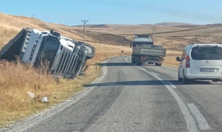 Sungurlu’da Soğan Yüklü TIR Devrildi