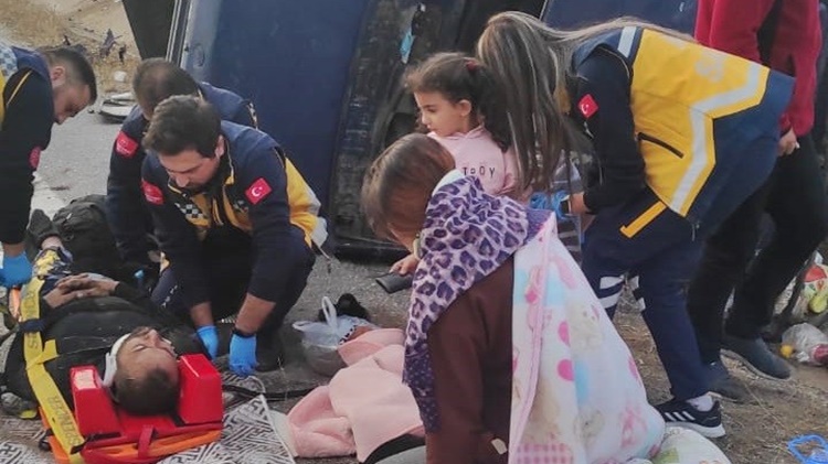 Otomobil Refüje Devrildi: 5 Yaralı