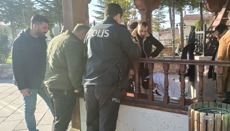 Şadırvanda Fenalaşan Yaşlı Adam Hayatını Kaybetti