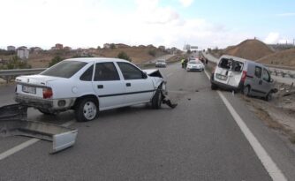Otomobil Bariyerlere Çarptı