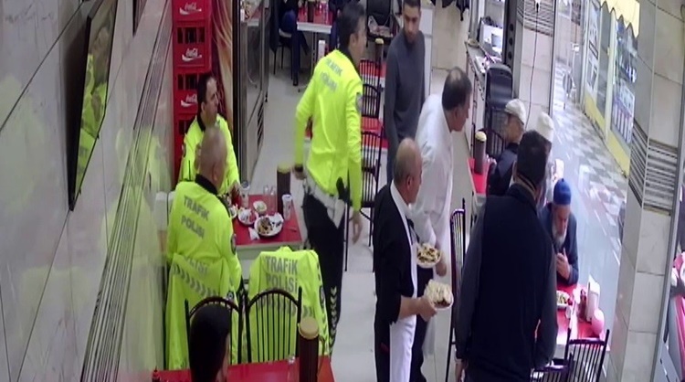 Nefes Borusuna Yemek Kaçan Yaşlı Adamı Polis Kurtardı