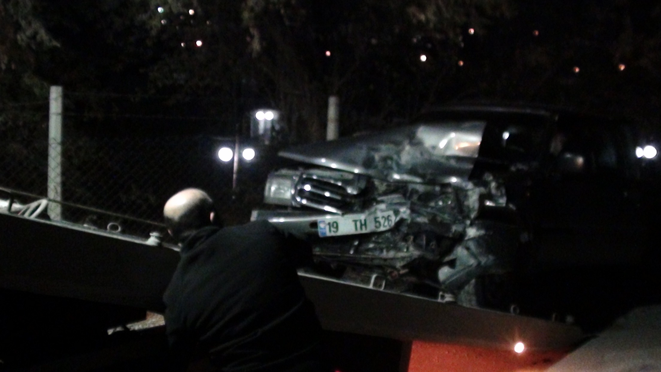 Park Halindeki Araca Çarpan Sürücü Yaralandı