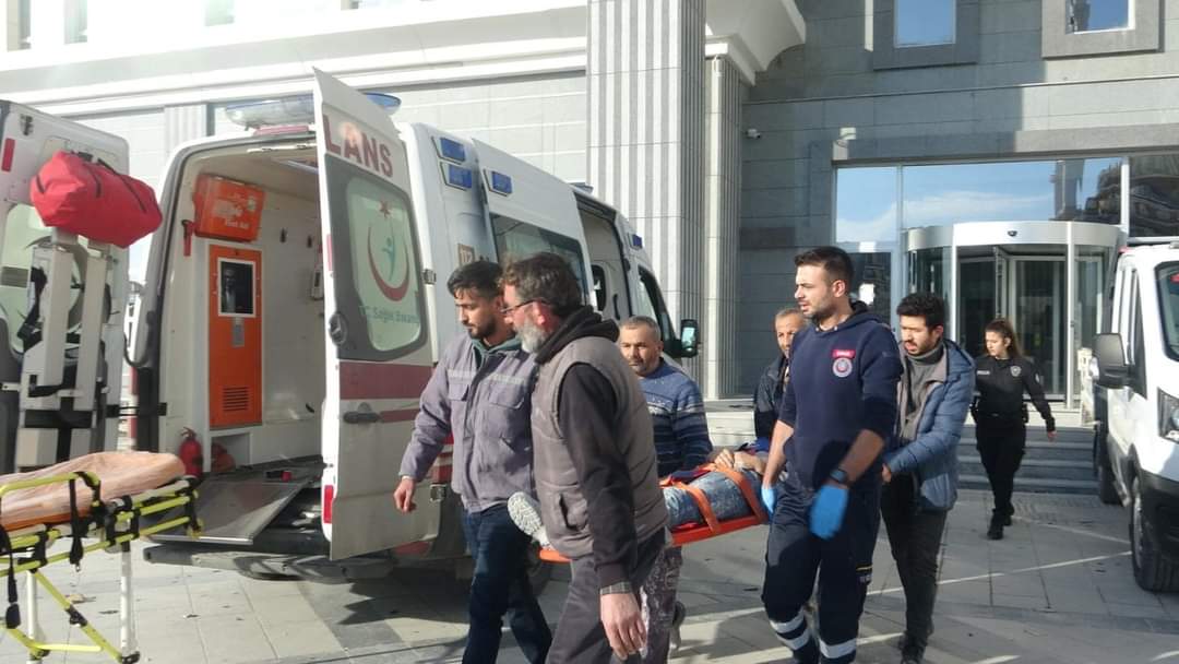 Belediye Binasından Düşen İşçi Yaralandı