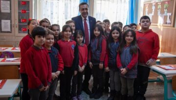 Dere, Çorum’da Mezun Olduğu Okulda Karne Dağıttı