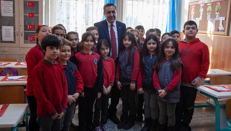 Dere, Çorum’da Mezun Olduğu Okulda Karne Dağıttı