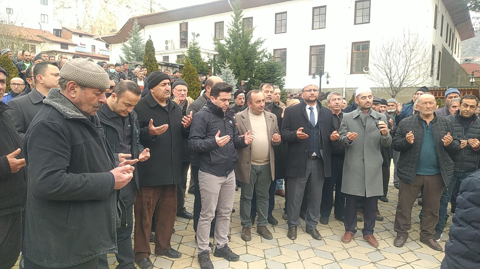 Kurban Kesip, Yağmur Duası Ettiler