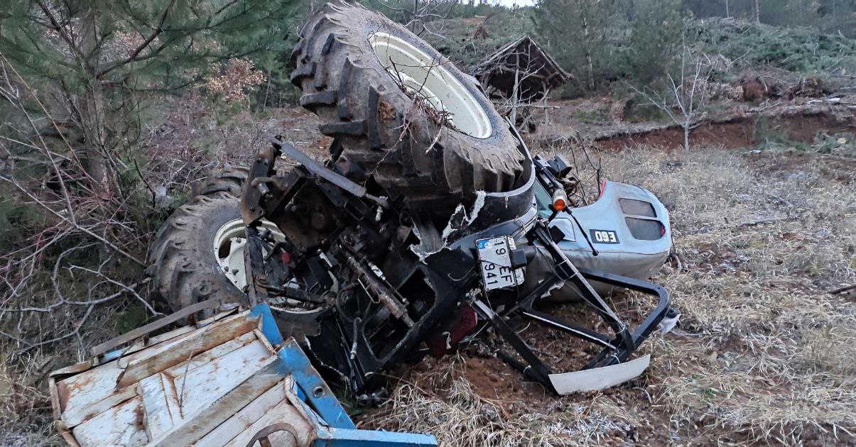 İkiye Bölünen Traktörün Sürücüsü Yaralandı
