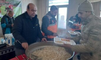 Ulukavak Derneği Sıcak Yemek Dağıtıyor