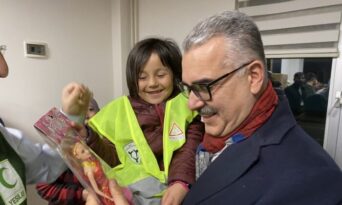 Ahlatcı, Depremzede Çocukları Sevindirdi