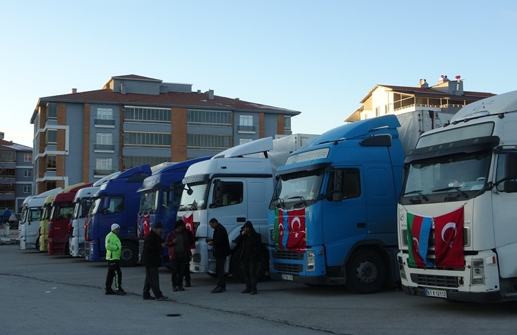 Arızalanan Azerbaycan Yardım Tırı Ücretsiz Tamir Edildi