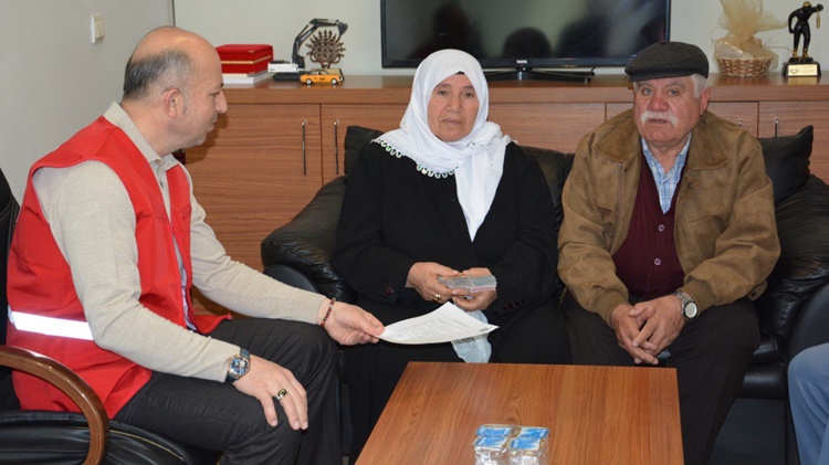 20 Yılda Biriktirdikleri Umre Paralarını Deprem Bölgesine Bağışladılar