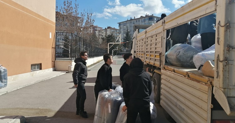 Uyku Tulumları Deprem Bölgesine Gönderildi