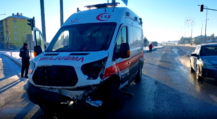 Ambulansla Otomobilin Çarpıştı; 6 Kişi Yaralandı
