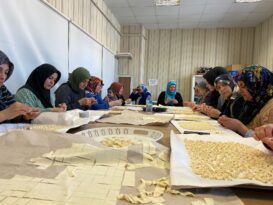 Depremzedeler İçin Yarım Ton Mantı Büktüler