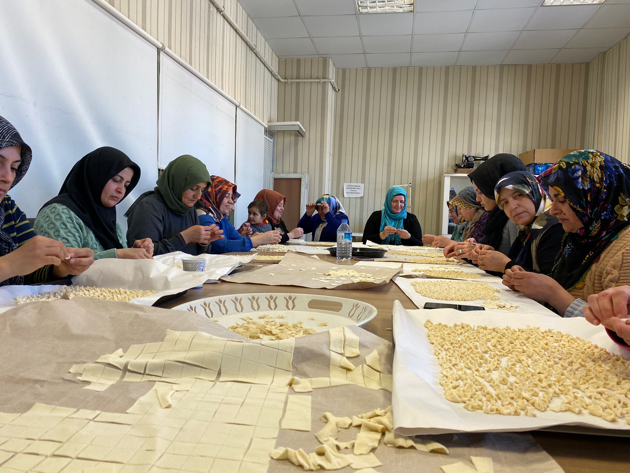 Depremzedeler İçin Yarım Ton Mantı Büktüler